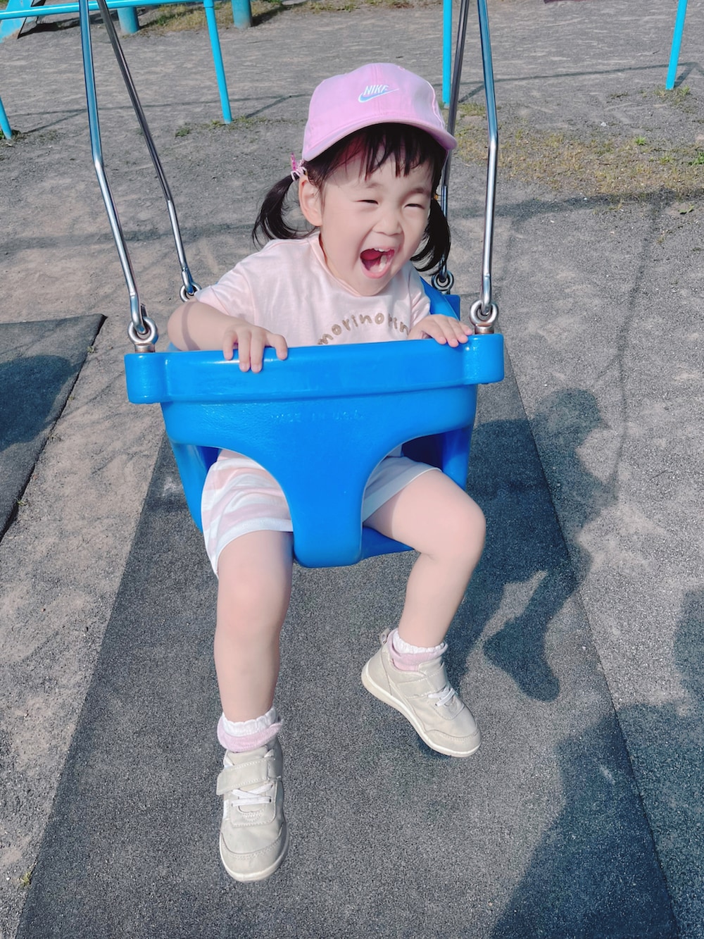 ピンク系のTシャツ/カットソー、ピンク系のパンツ、グレー系のスニーカーを着用したキッズの夏コーディネートの2枚目の写真