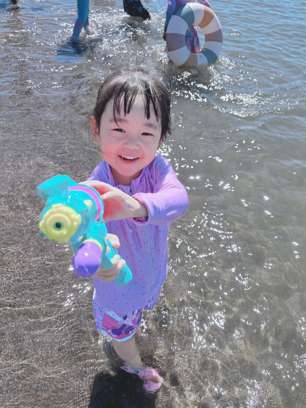 グリーン系のワンピース、グリーン系のサンダルを着用したキッズの夏コーディネートの5枚目の写真