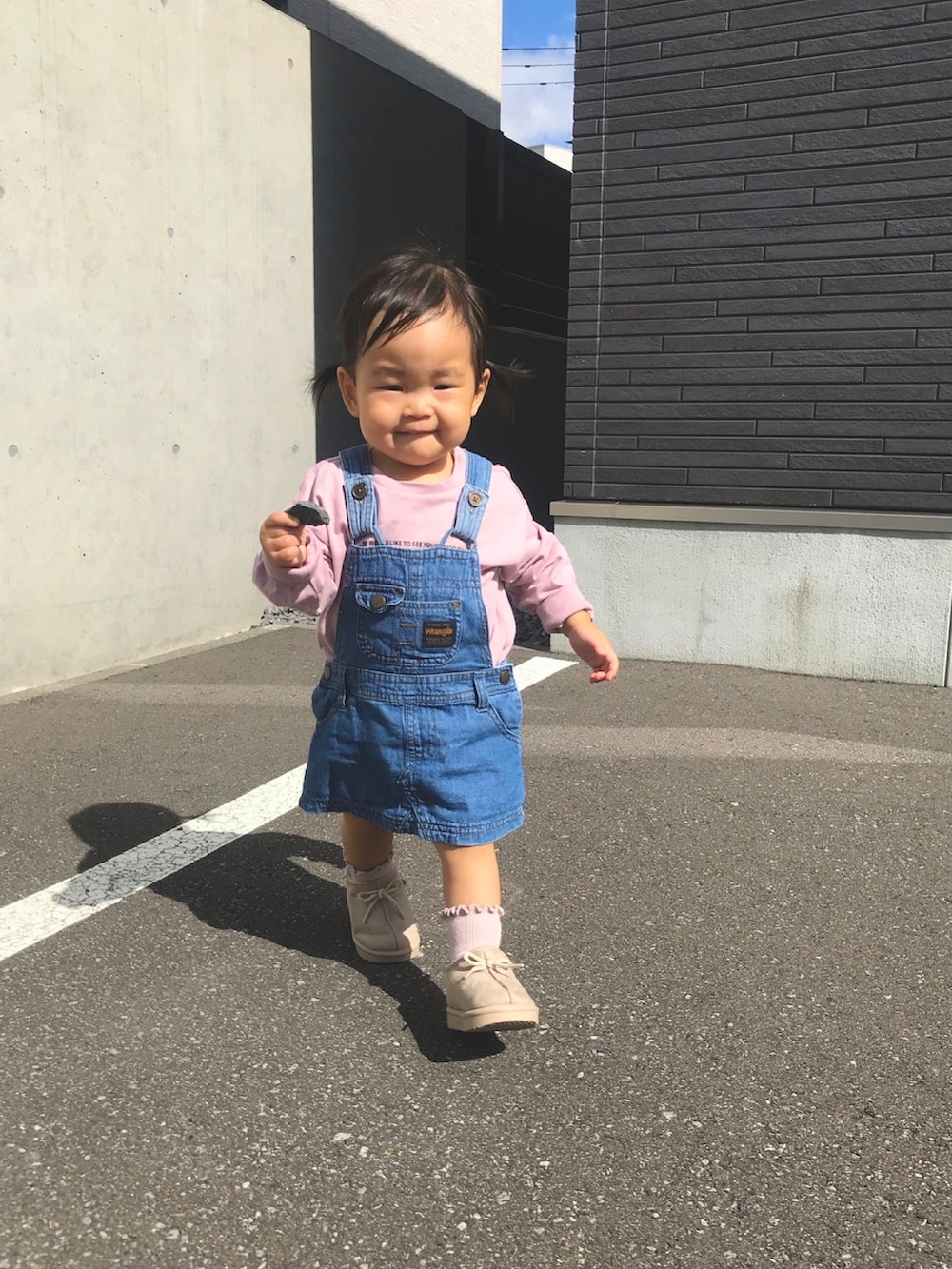 「休日スタイル、キッズコーデ、キッズファッション、プチプラコーデ、おんなのこ、カジュアルコーデ、ピンク、サロペットスカート、去年の秋、ふたつむすび、ほっぺちゃん、雨降ってきたー」｜「tete a teteのアイテム（シューズ、ピンク系）」を使った、☆cocco☆さん（キッズ・80cm）の春コーディネートの2枚目の写真