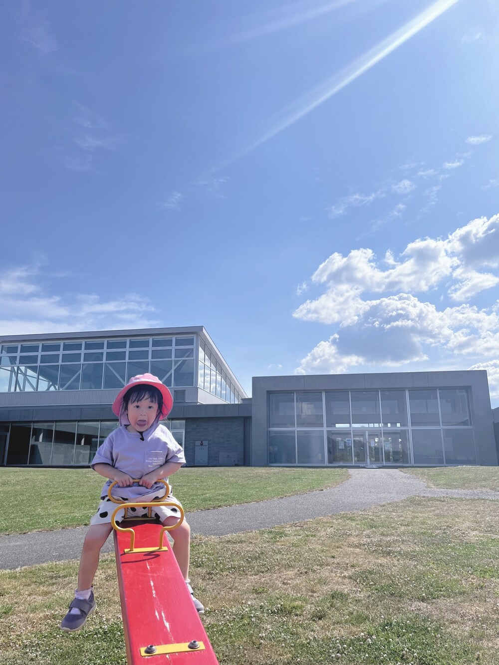 パープル系のTシャツ/カットソー、ホワイト系のその他パンツ、パープル系のシューズを着用したキッズの夏コーディネートの5枚目の写真
