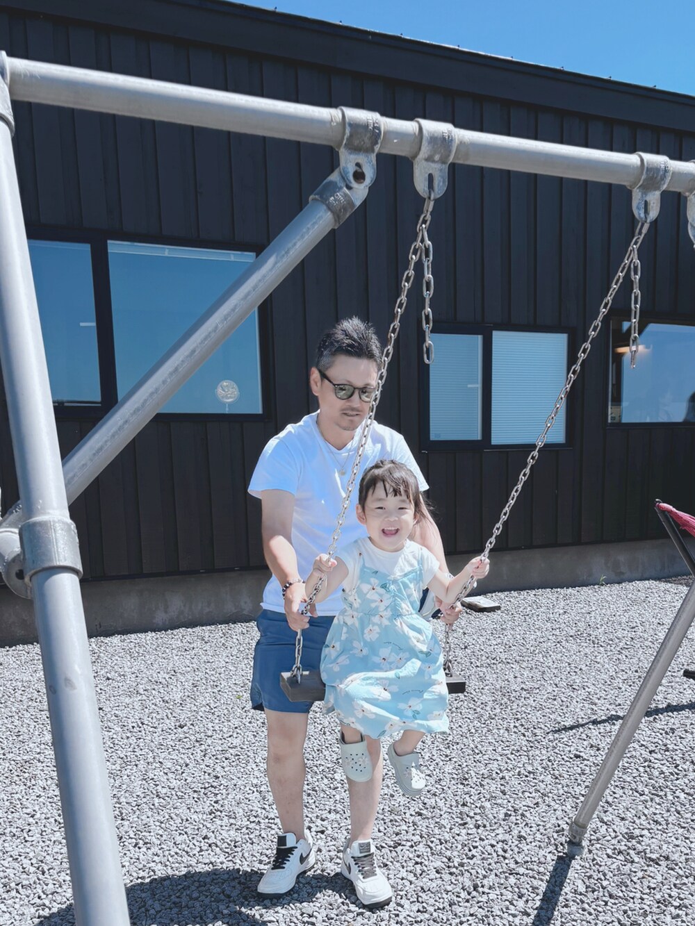 グリーン系のワンピース、グリーン系のサンダルを着用したキッズの夏コーディネートの2枚目の写真