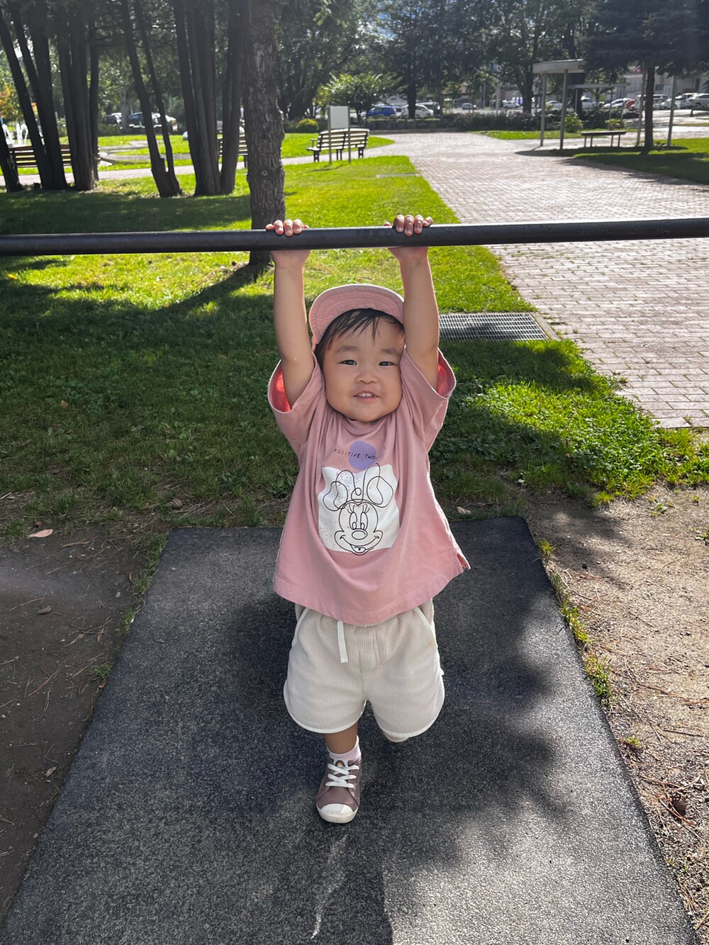 ピンク系のTシャツ/カットソー、ベージュ系のパンツ、ブラウン系のスニーカーを着用したキッズの秋コーディネートの3枚目の写真