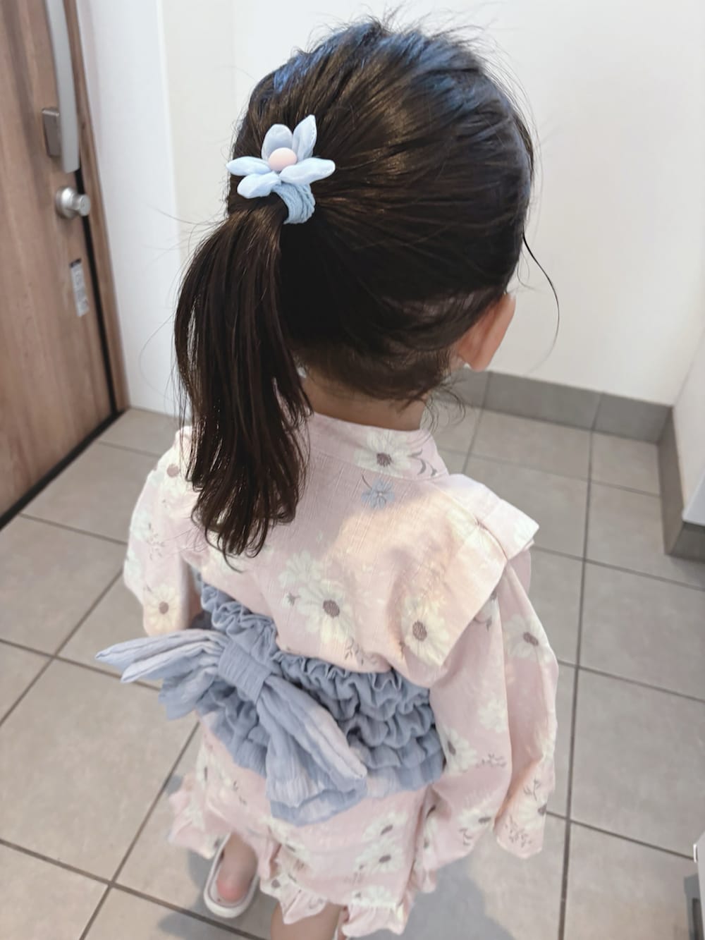 ホワイト系のビーチサンダル、ピンク系の浴衣を着用したキッズの夏コーディネートの5枚目の写真