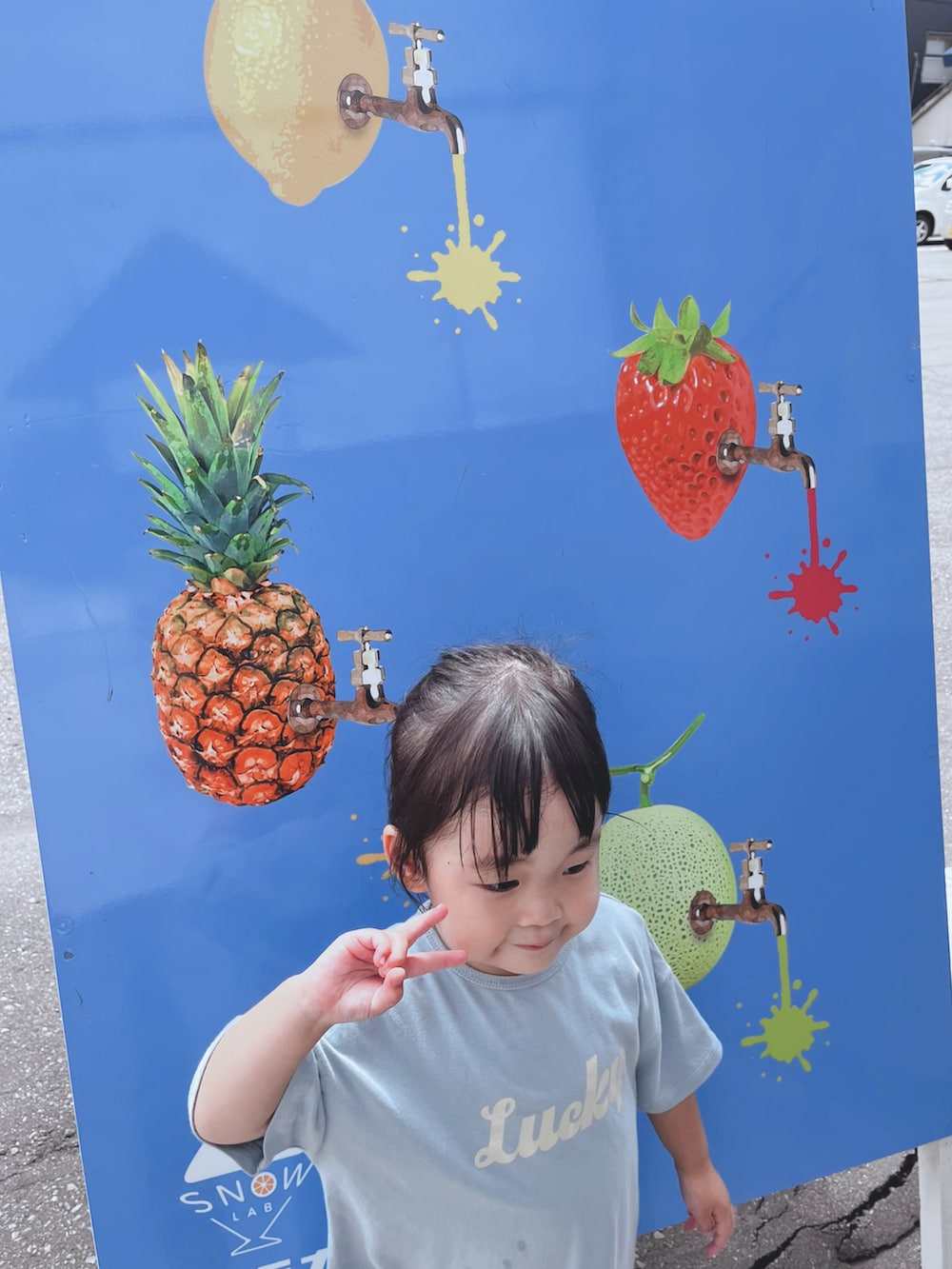 ブルー系のワンピース、パープル系のシューズを着用したキッズの夏コーディネートの5枚目の写真