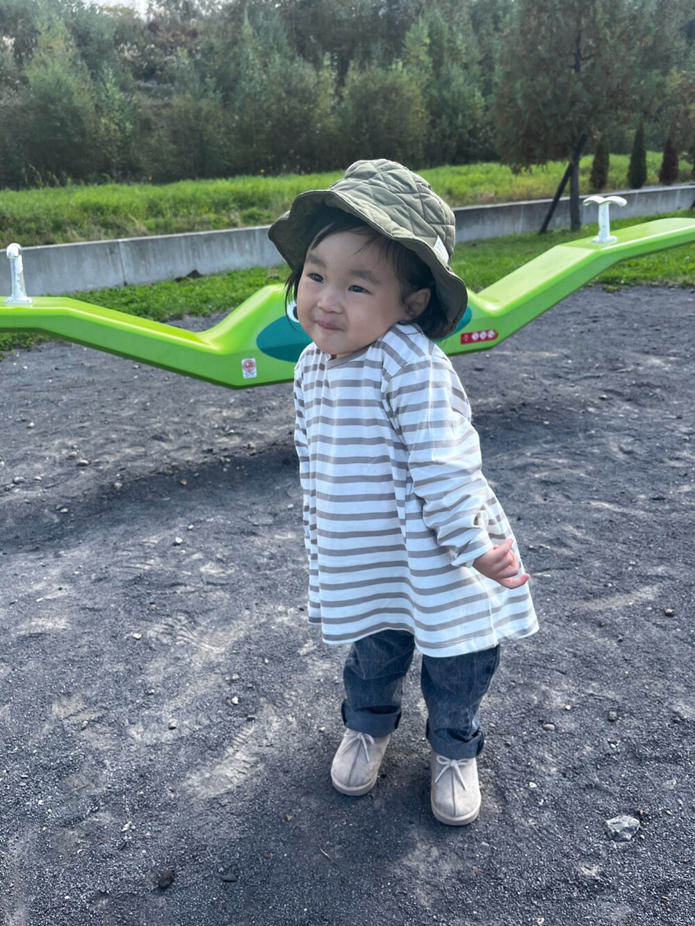 ベージュ系のTシャツ/カットソー、ブラック系のデニムパンツ、ベージュ系のシューズを着用したキッズの秋コーディネートの2枚目の写真