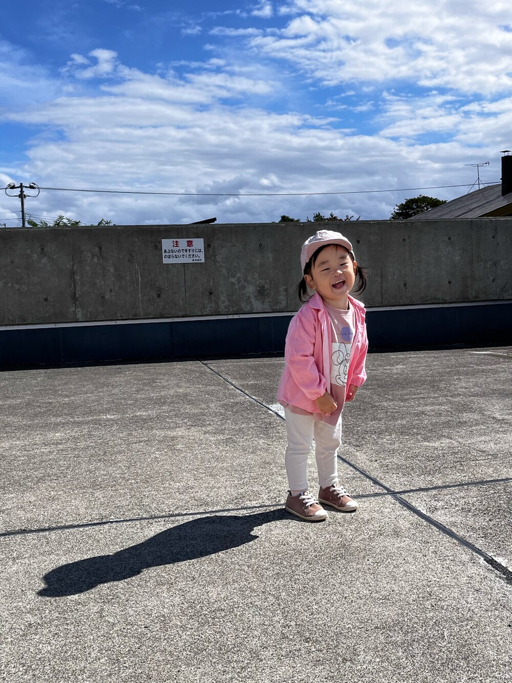 ピンク系のシャツ/ブラウス、ピンク系のTシャツ/カットソー、ホワイト系のその他パンツを着用したキッズの秋コーディネートの2枚目の写真