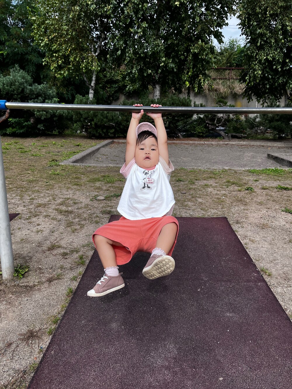 「カジュアルコーデ、プチプラ、シンプルコーデ、キャップ、ハーフパンツ、Tシャツ、ピンク、ミニー、公園、滑り台、公園はしご、おんなのこ、鉄棒の時の顔すき笑」｜「Birthdayのアイテム（キャップ、ピンク系）」を使った、☆cocco☆さん（キッズ・80cm）の秋コーディネートの5枚目の写真