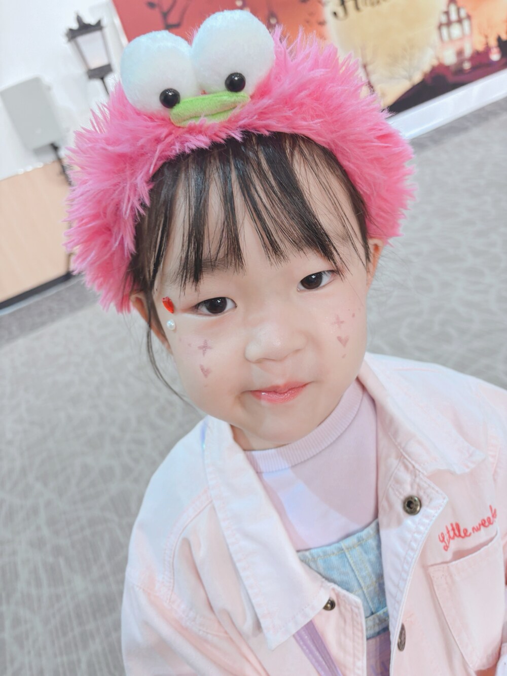 パープル系のトップス、ピンク系のワンピース/ドレス、パープル系のバッグを着用したキッズの秋コーディネートの5枚目の写真