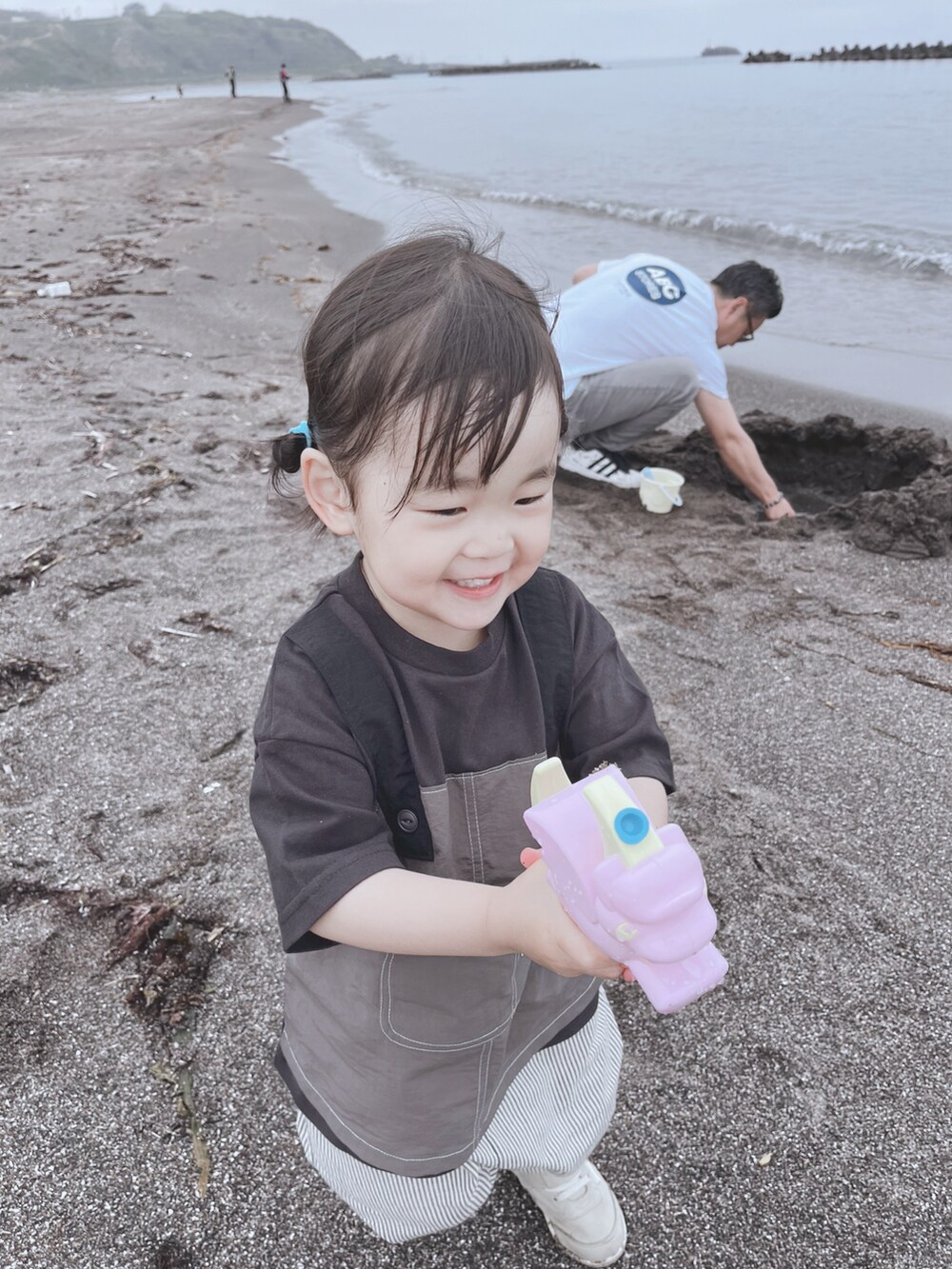 ブラック系のTシャツ/カットソー、ブルー系のパンツ、グレー系のスニーカーを着用したキッズの春コーディネートの3枚目の写真