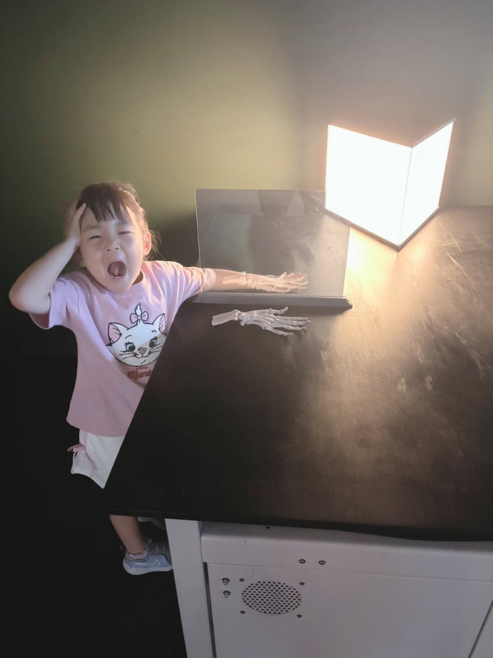 ブルー系のスニーカー、ピンク系のトップス、ホワイト系のスカートを着用したキッズの秋コーディネートの5枚目の写真