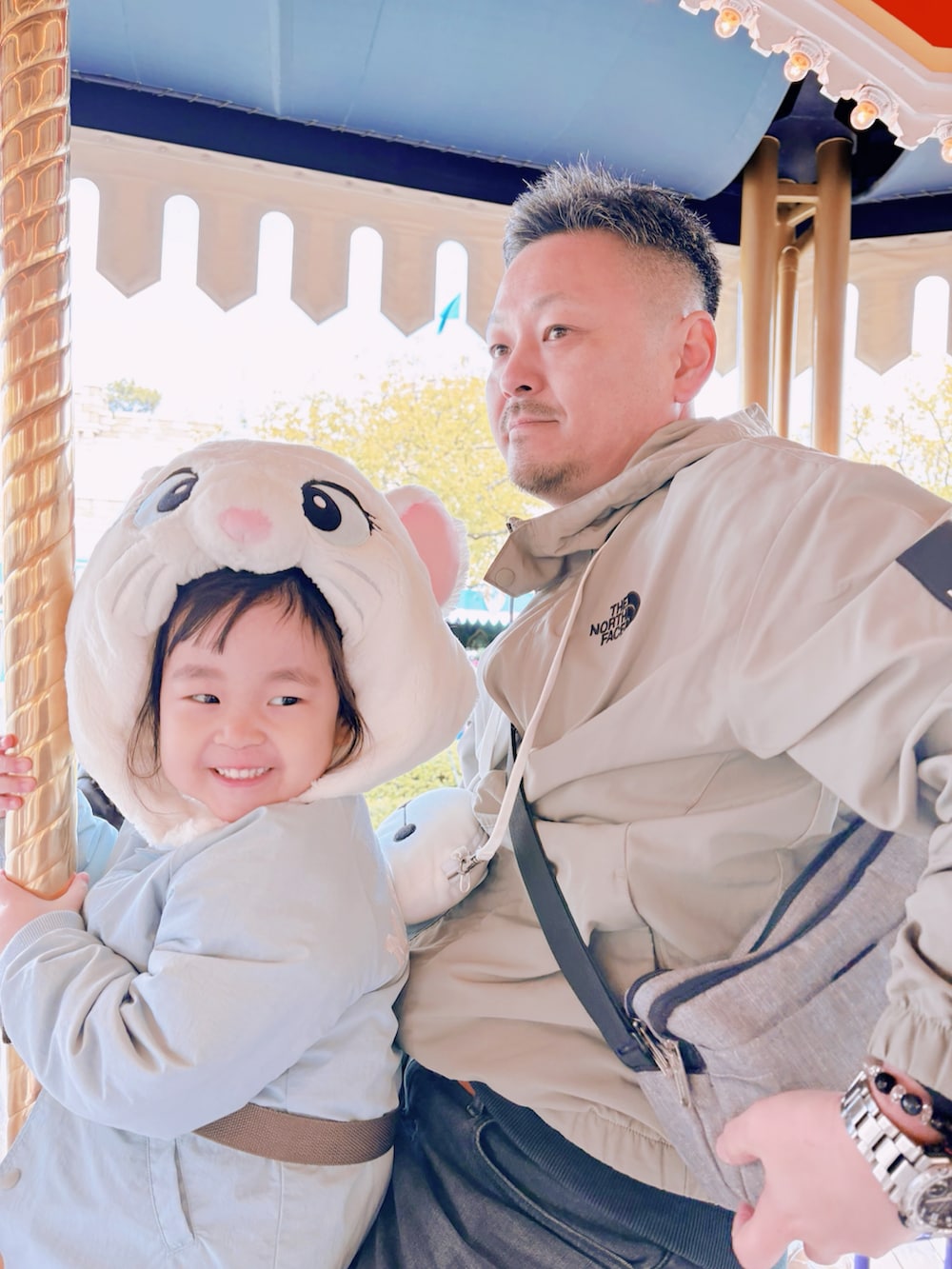 ブルー系のテーラードジャケット、ピンク系のオールインワン・サロペット、ホワイト系のスニーカーを着用したキッズの春コーディネートの5枚目の写真