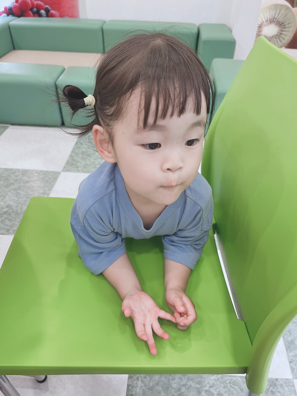 ブルー系のTシャツ/カットソー、ベージュ系のパンツ、グレー系のシューズを着用したキッズの夏コーディネートの4枚目の写真