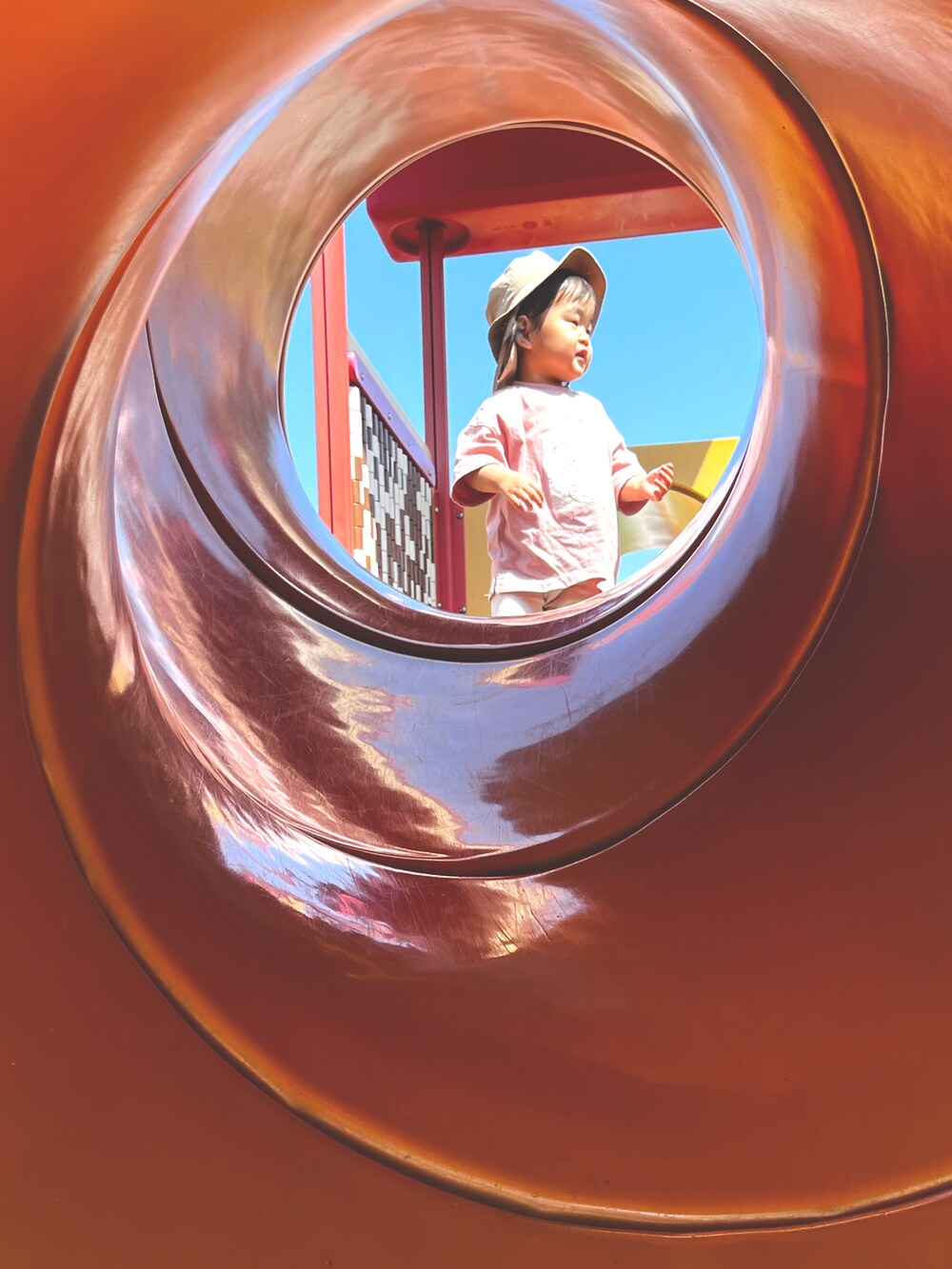 ピンク系のTシャツ/カットソー、ホワイト系のその他パンツ、ブラウン系のスニーカーを着用したキッズの夏コーディネートの4枚目の写真