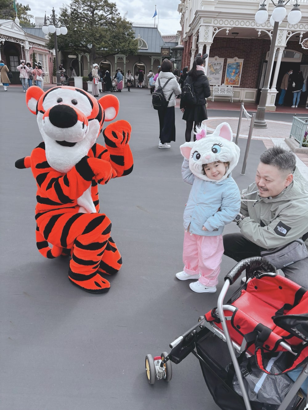 ブルー系のテーラードジャケット、ピンク系のオールインワン・サロペット、ホワイト系のスニーカーを着用したキッズの春コーディネートの4枚目の写真