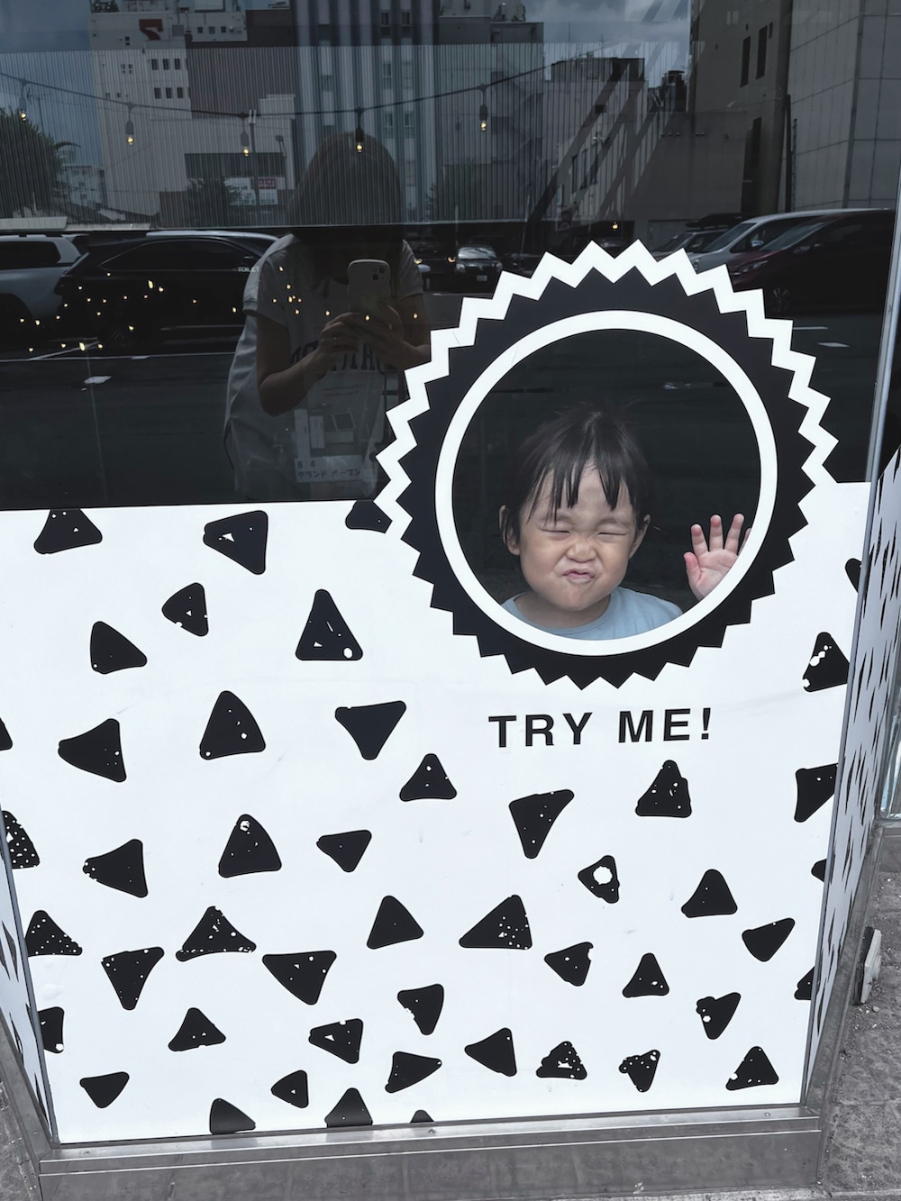 ブルー系のワンピース、パープル系のシューズを着用したキッズの夏コーディネートの3枚目の写真