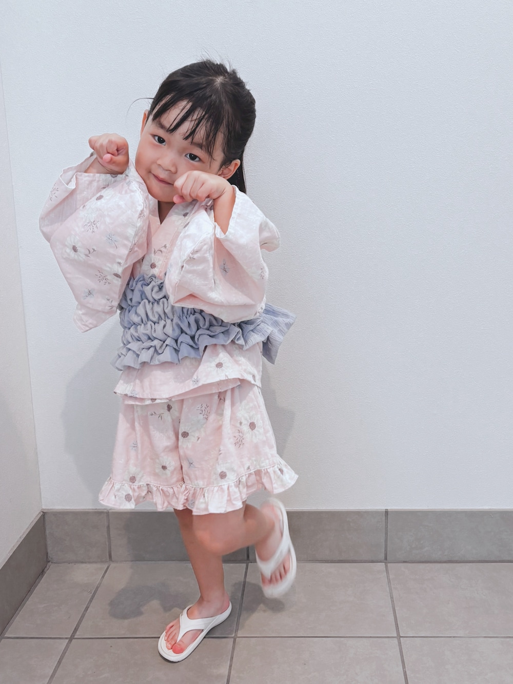 ホワイト系のビーチサンダル、ピンク系の浴衣を着用したキッズの夏コーディネートの4枚目の写真