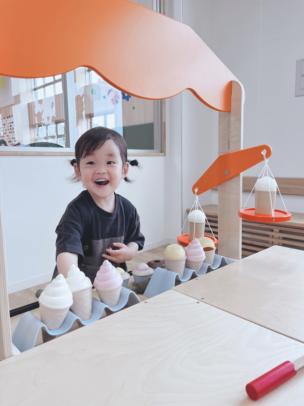 ブラック系のTシャツ/カットソー、ブルー系のパンツ、グレー系のスニーカーを着用したキッズの春コーディネートの4枚目の写真