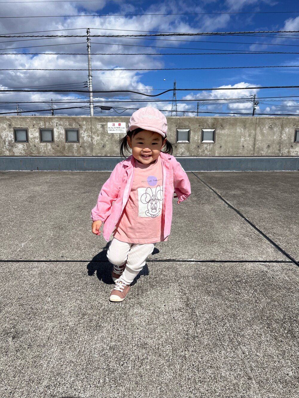 ピンク系のシャツ/ブラウス、ピンク系のTシャツ/カットソー、ホワイト系のその他パンツを着用したキッズの秋コーディネートの3枚目の写真