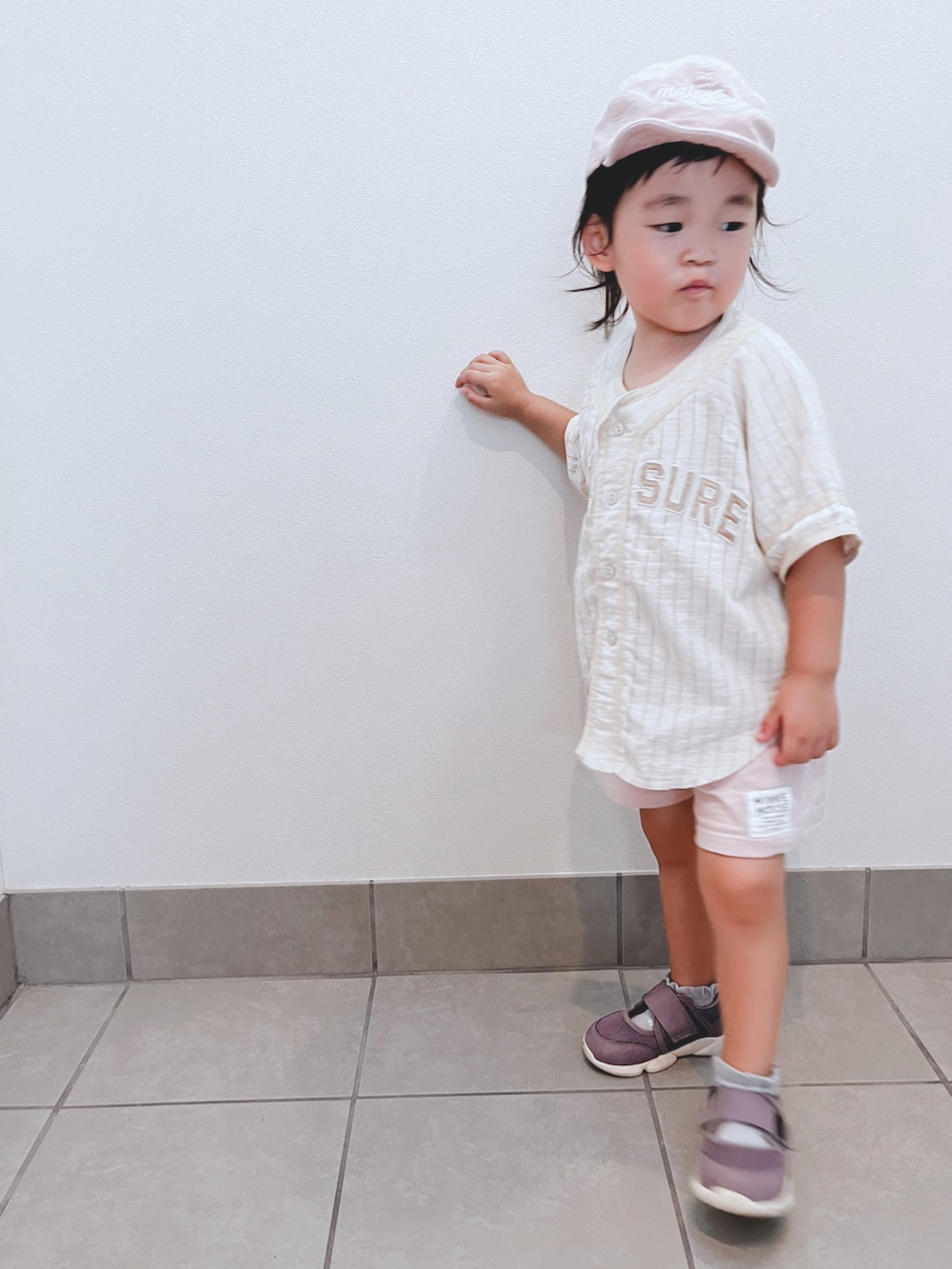 ベージュ系のシャツ/ブラウス、ピンク系のパンツ、パープル系のシューズを着用したキッズの秋コーディネートの4枚目の写真