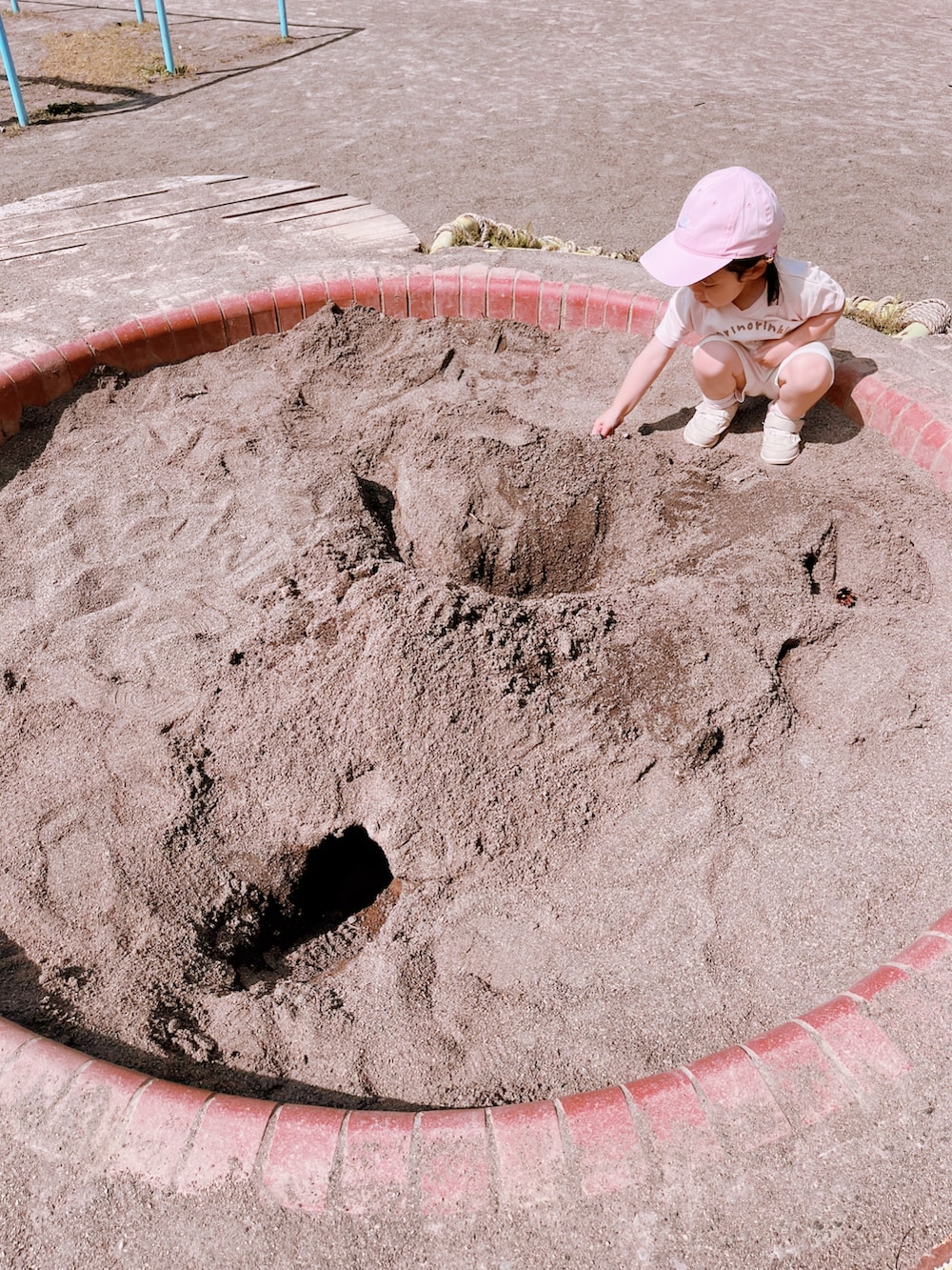 ピンク系のTシャツ/カットソー、ピンク系のパンツ、グレー系のスニーカーを着用したキッズの夏コーディネートの4枚目の写真