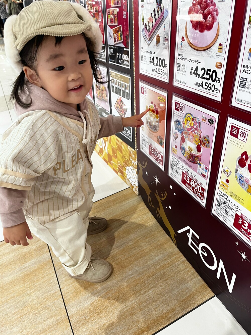 ベージュ系のシャツ/ブラウス、ピンク系のパーカー、ホワイト系のパンツを着用したキッズの秋コーディネートの4枚目の写真