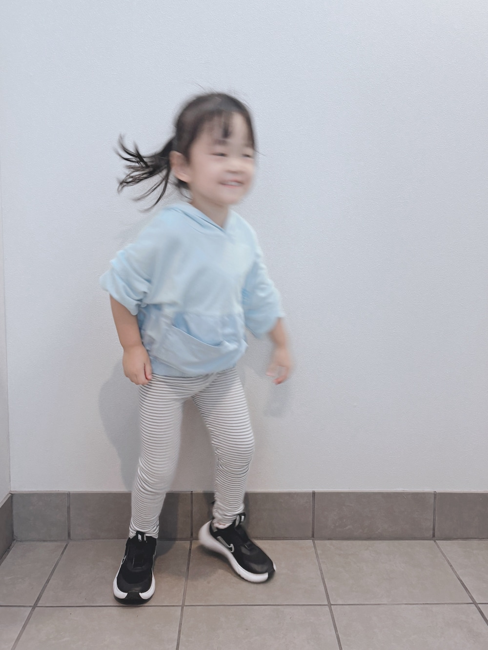 ブルー系のトップス、グレー系のパンツ、ブラック系のスニーカーを着用したキッズの秋コーディネートの4枚目の写真