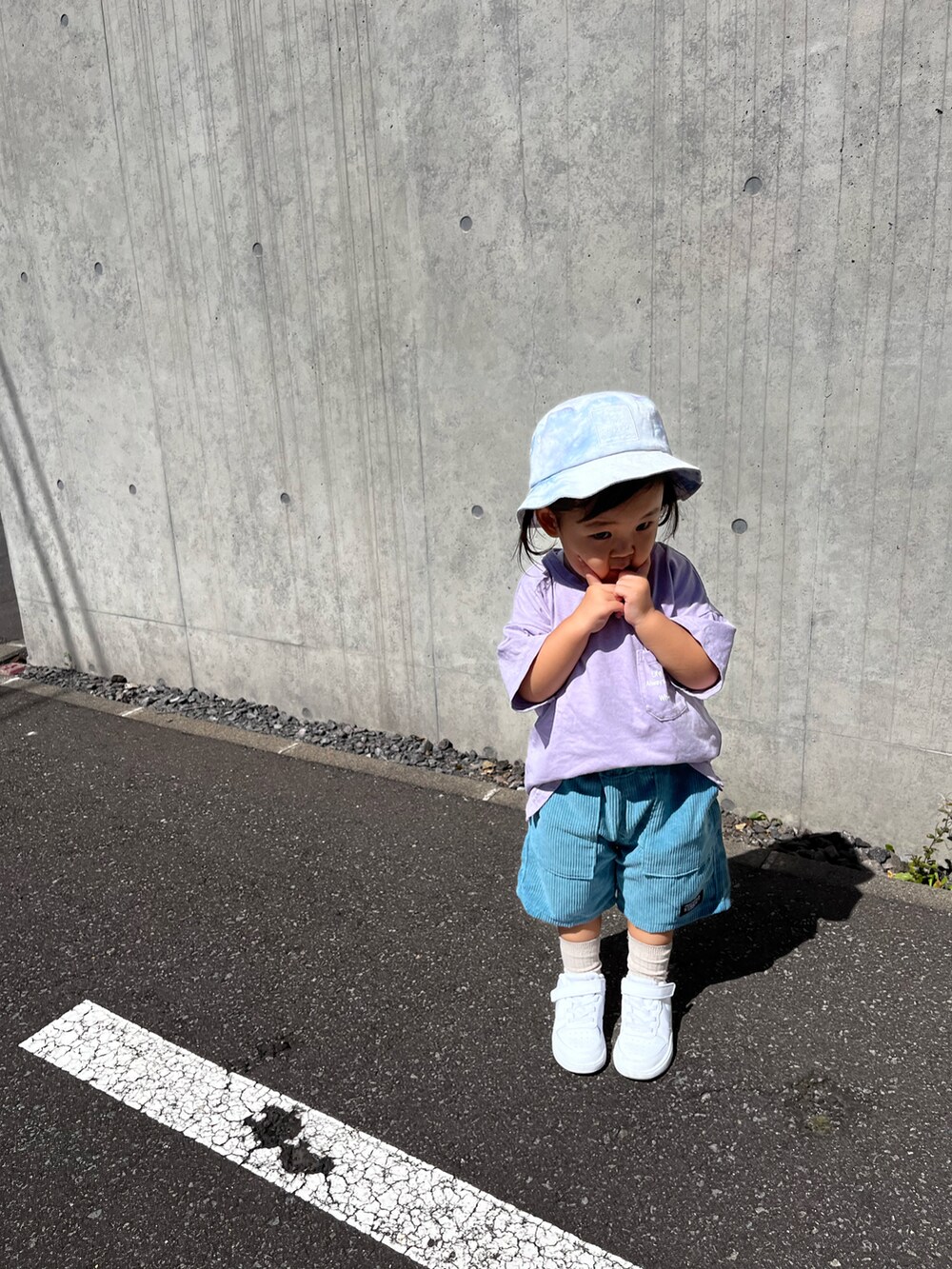 パープル系のTシャツ/カットソー、ブルー系のその他パンツ、ホワイト系のスニーカーを着用したキッズの秋コーディネートの2枚目の写真