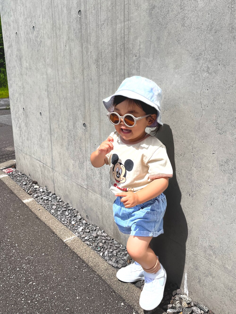 ベージュ系のTシャツ/カットソー、ブルー系のデニムパンツ、ホワイト系のスニーカーを着用したキッズの夏コーディネートの5枚目の写真