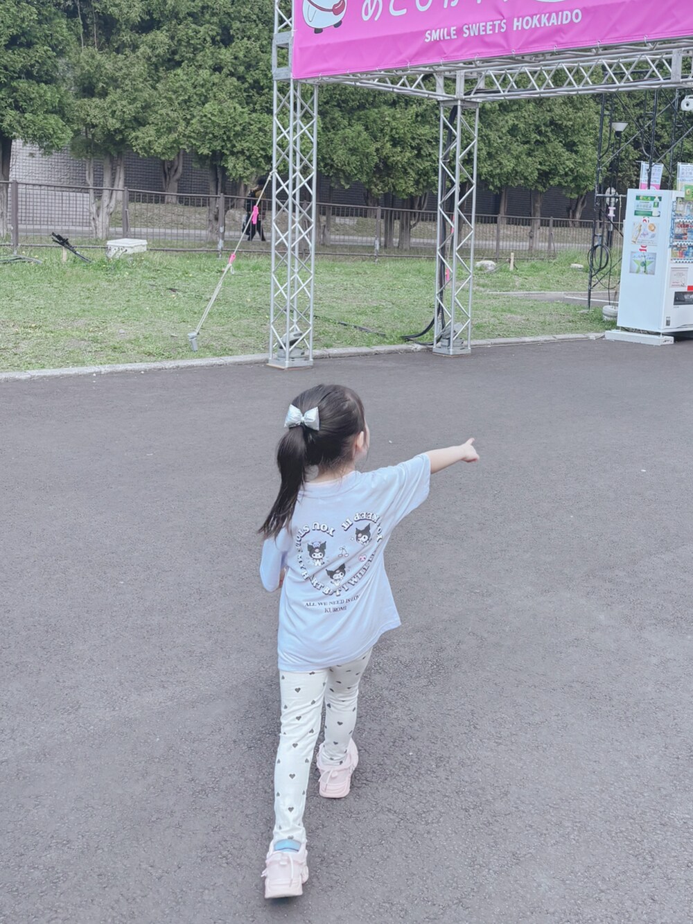 パープル系のトップス、ベージュ系のパンツ、ピンク系のスニーカーを着用したキッズの夏コーディネートの3枚目の写真