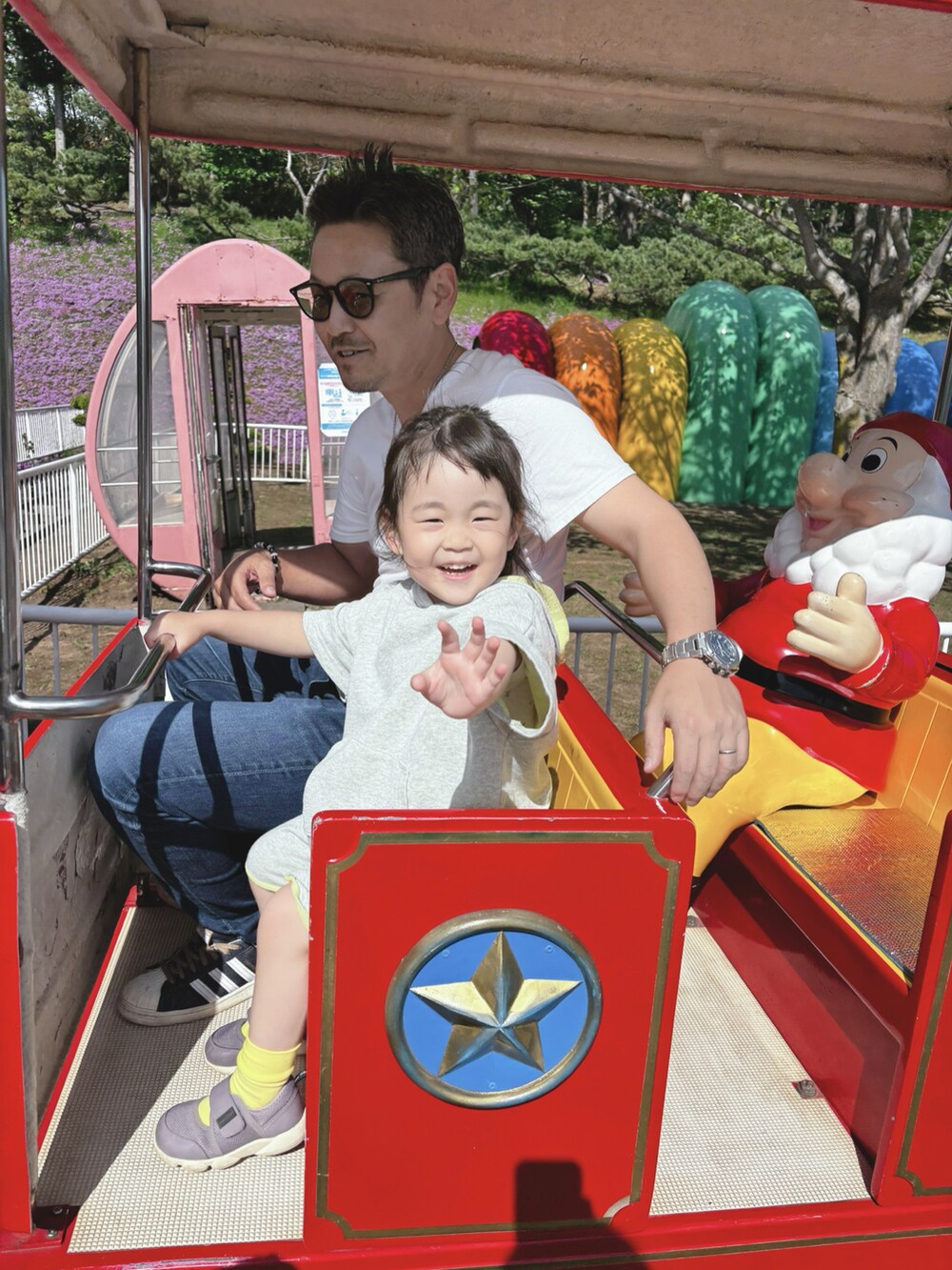 グレー系のセットアップ、パープル系のシューズ、イエロー系のレッグウェアを着用したキッズの夏コーディネートの3枚目の写真