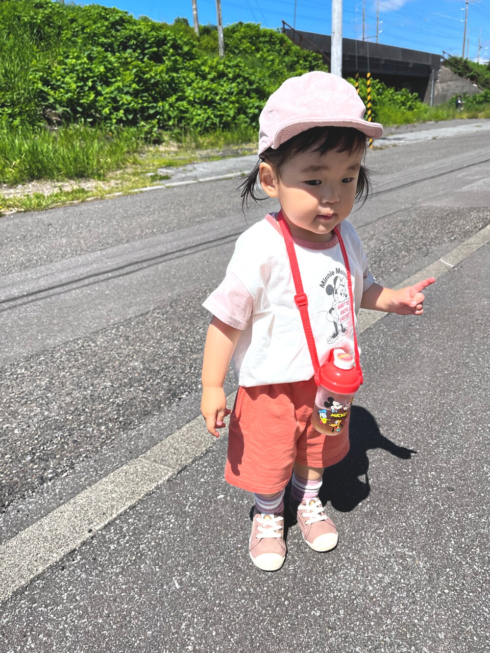 「カジュアル、Tシャツ、キャップ、ハーフパンツ、ラインソックス、赤、ピンク、ミッキー、ミニーちゃん、お散歩コーデ、消防車、支援センター、shein、BREEZE、しまむら」｜「Birthdayのアイテム（キャップ、ピンク系）」を使った、☆cocco☆さん（キッズ・80cm）の夏コーディネートの4枚目の写真