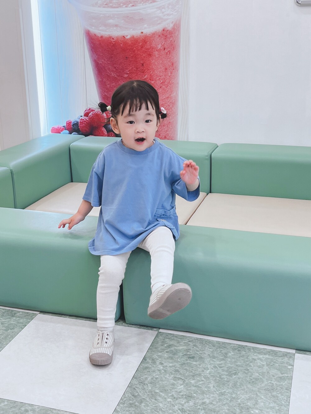 ブルー系のTシャツ/カットソー、ベージュ系のパンツ、グレー系のシューズを着用したキッズの夏コーディネートの3枚目の写真