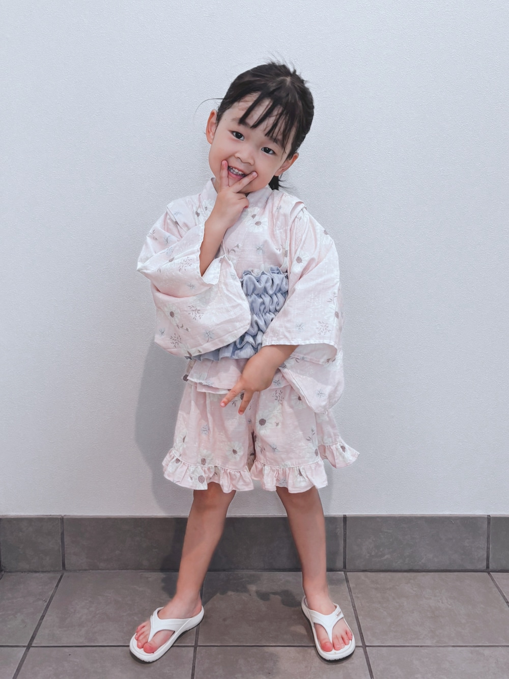 ホワイト系のビーチサンダル、ピンク系の浴衣を着用したキッズの夏コーディネートの2枚目の写真