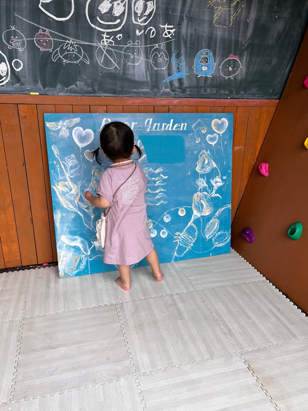 パープル系のワンピース、ベージュ系のバッグ、ベージュ系の帽子を着用したキッズの夏コーディネートの4枚目の写真