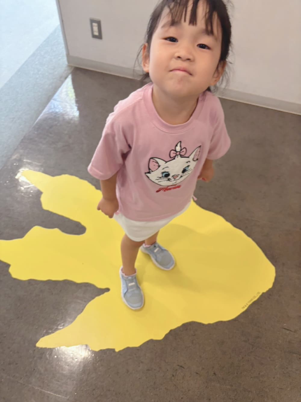 ブルー系のスニーカー、ピンク系のトップス、ホワイト系のスカートを着用したキッズの秋コーディネートの4枚目の写真