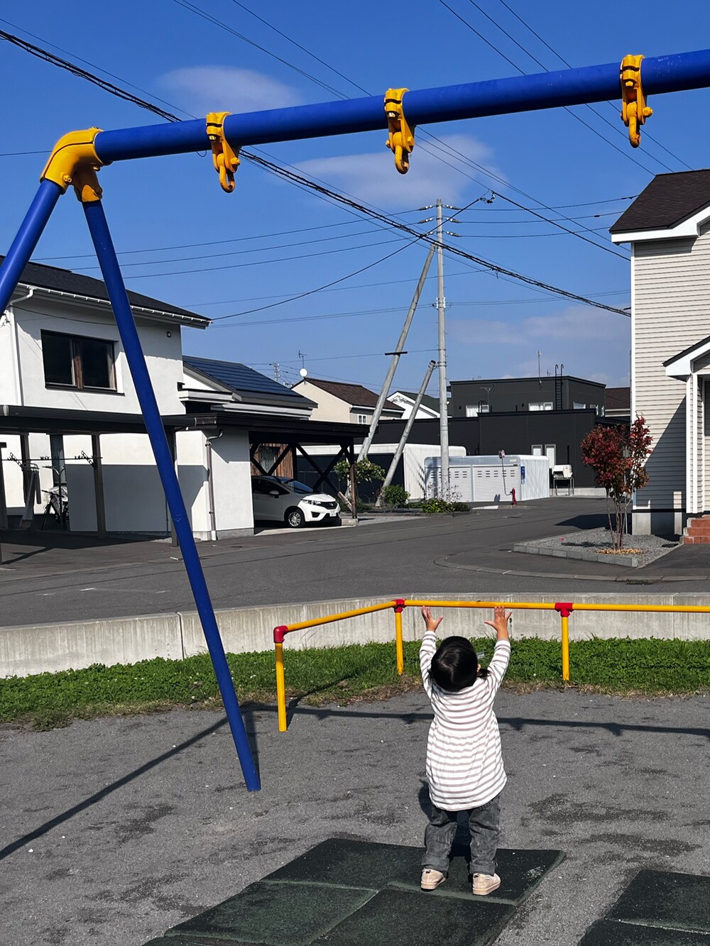 ベージュ系のTシャツ/カットソー、ブラック系のデニムパンツ、ベージュ系のシューズを着用したキッズの秋コーディネートの5枚目の写真