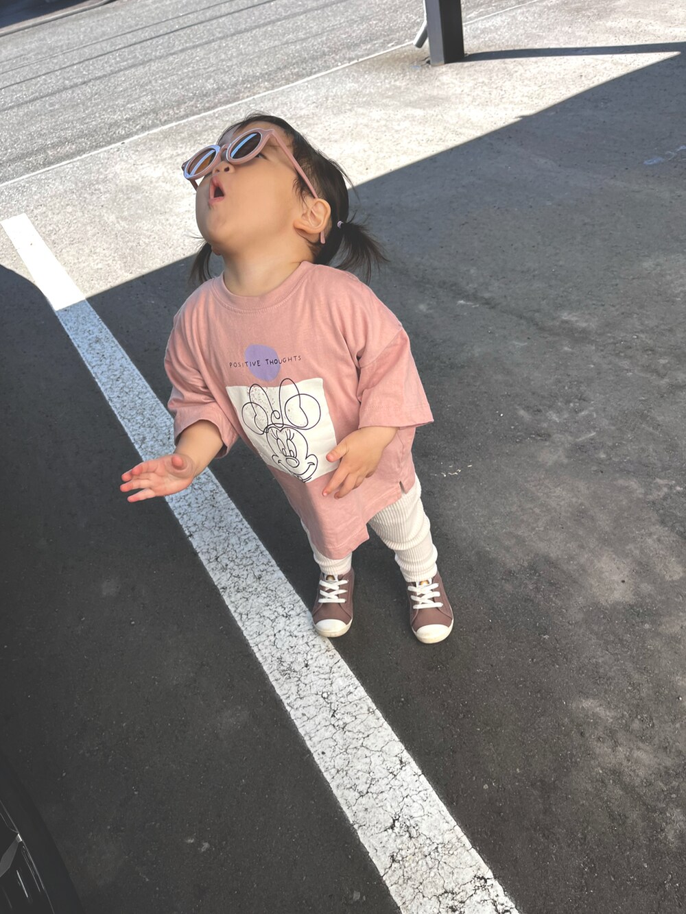 ピンク系のTシャツ/カットソー、ホワイト系のその他パンツ、ブラウン系のスニーカーを着用したキッズの夏コーディネートの3枚目の写真