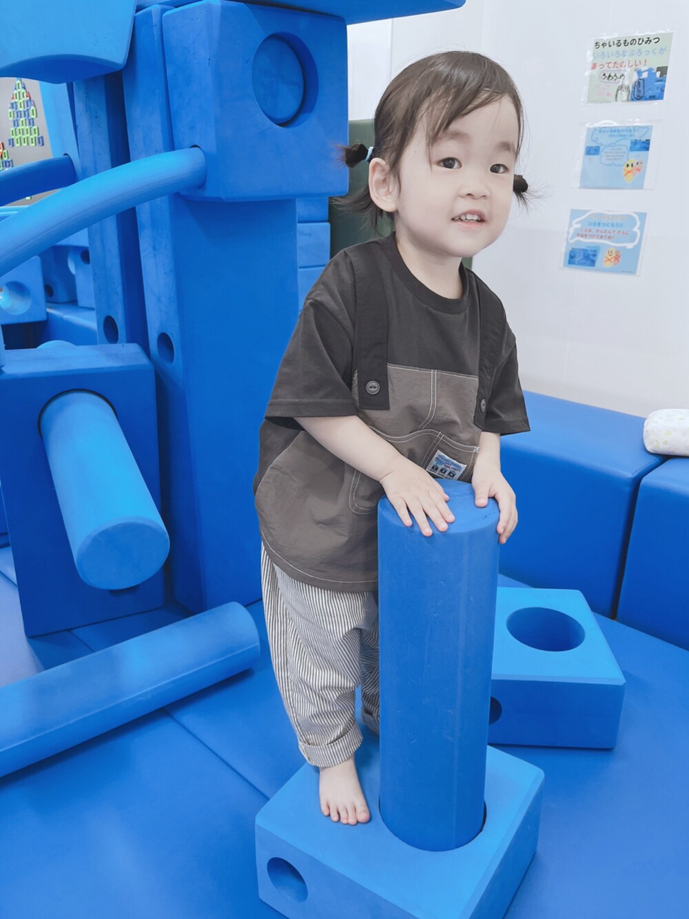 ブラック系のTシャツ/カットソー、ブルー系のパンツ、グレー系のスニーカーを着用したキッズの春コーディネートの5枚目の写真