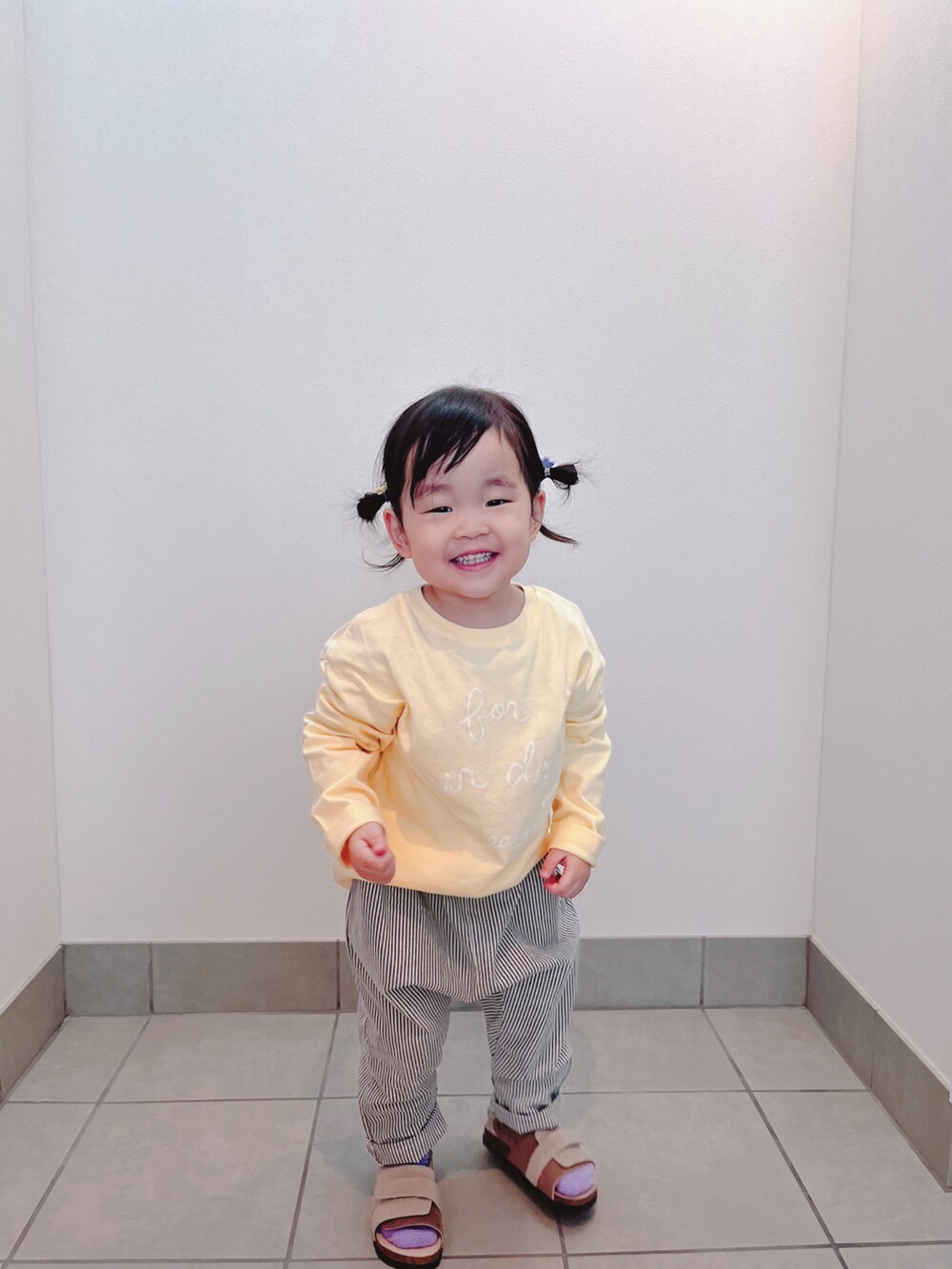 イエロー系のTシャツ/カットソー、ブルー系のパンツ、ベージュ系のサンダルを着用したキッズの春コーディネートの2枚目の写真