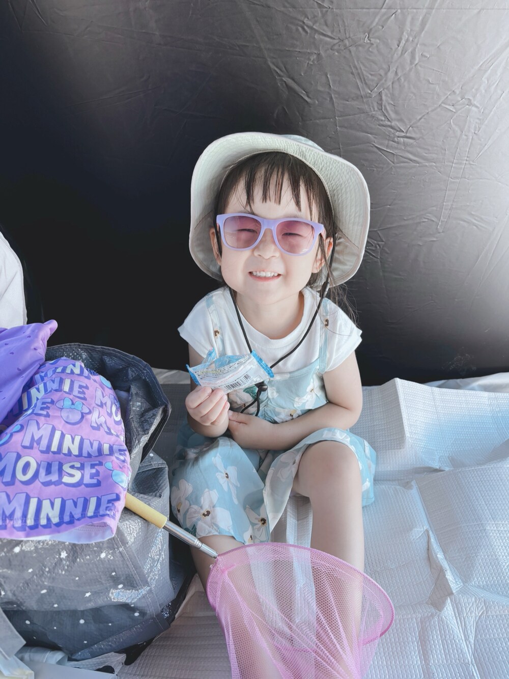 グリーン系のワンピース、グリーン系のサンダルを着用したキッズの夏コーディネートの4枚目の写真