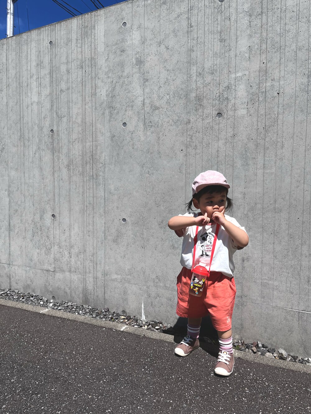 「カジュアル、Tシャツ、キャップ、ハーフパンツ、ラインソックス、赤、ピンク、ミッキー、ミニーちゃん、お散歩コーデ、消防車、支援センター、shein、BREEZE、しまむら」｜「Birthdayのアイテム（キャップ、ピンク系）」を使った、☆cocco☆さん（キッズ・80cm）の夏コーディネートの3枚目の写真