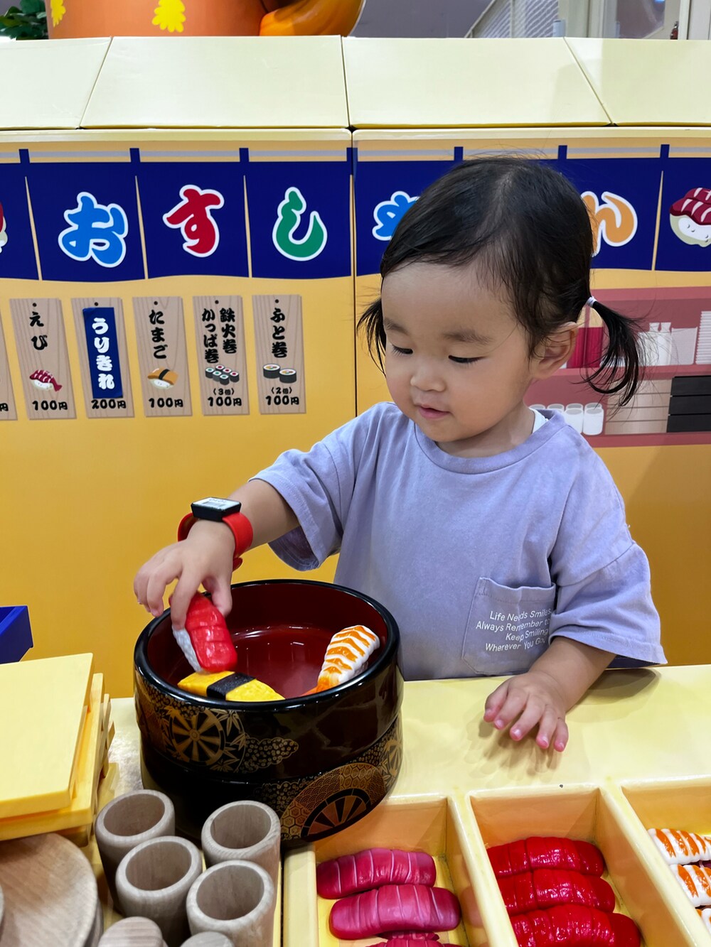 パープル系のTシャツ/カットソー、ブルー系のその他パンツ、ホワイト系のスニーカーを着用したキッズの秋コーディネートの4枚目の写真