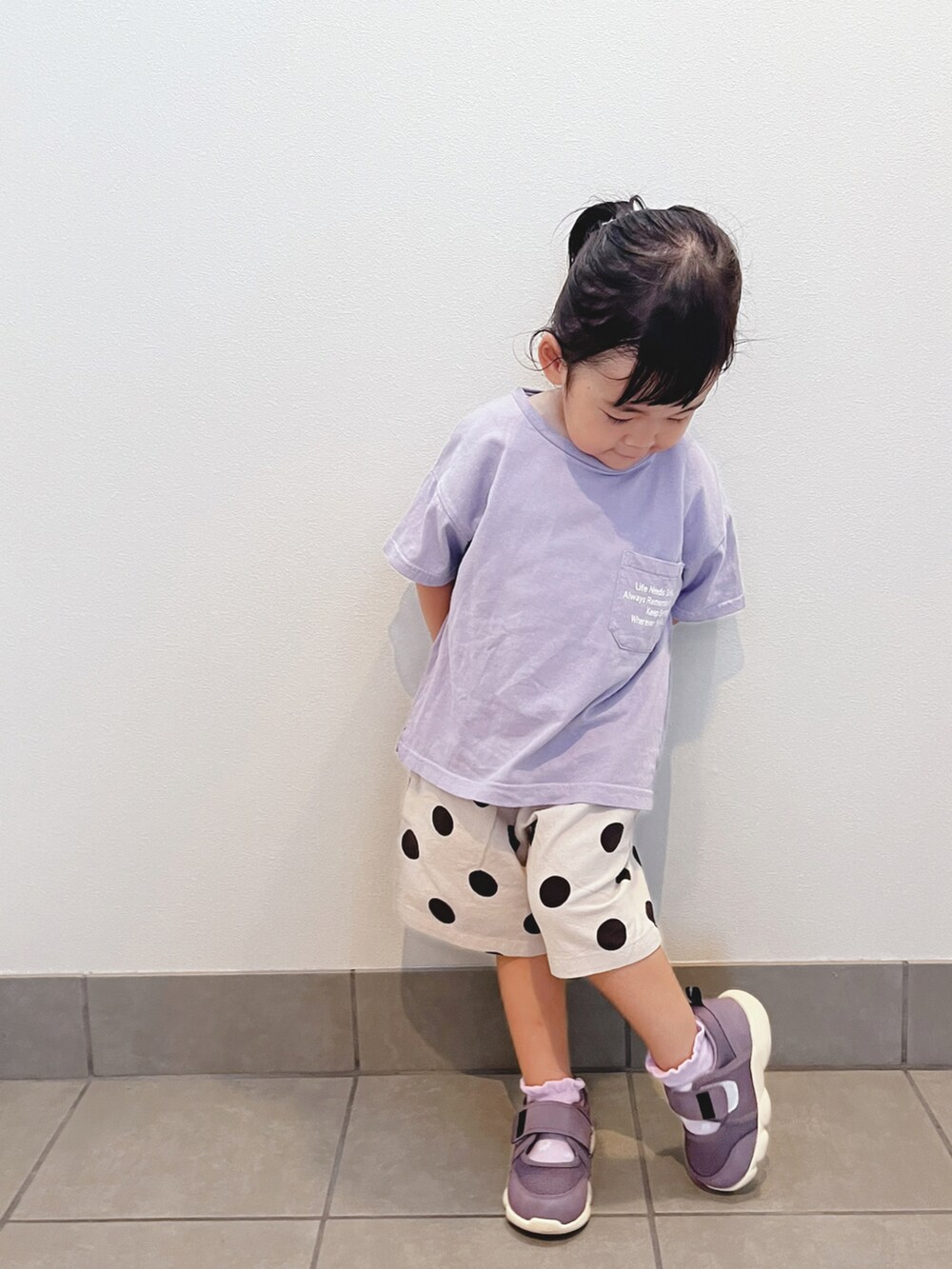 パープル系のTシャツ/カットソー、ホワイト系のその他パンツ、パープル系のシューズを着用したキッズの夏コーディネートの3枚目の写真