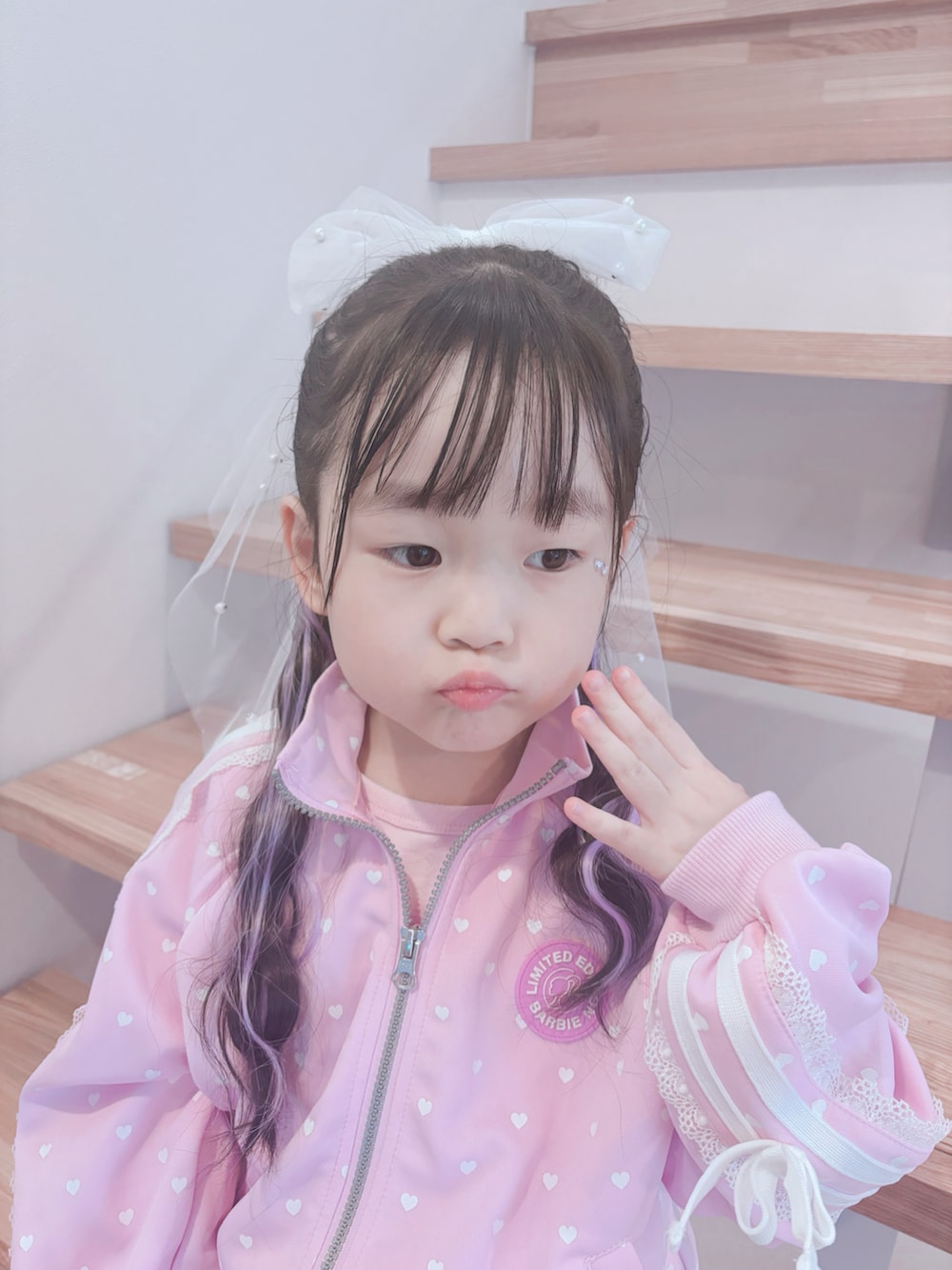 ピンク系のスニーカー、ピンク系のセットアップ、ホワイト系のスカートを着用したキッズの春コーディネートの5枚目の写真