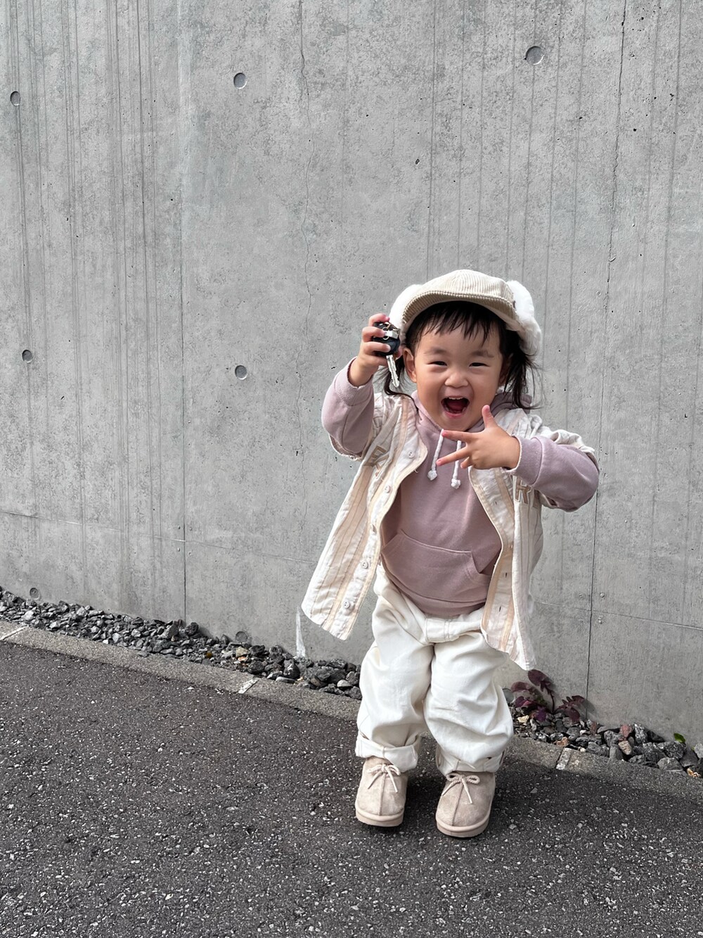 ベージュ系のシャツ/ブラウス、ピンク系のパーカー、ホワイト系のパンツを着用したキッズの秋コーディネートの3枚目の写真