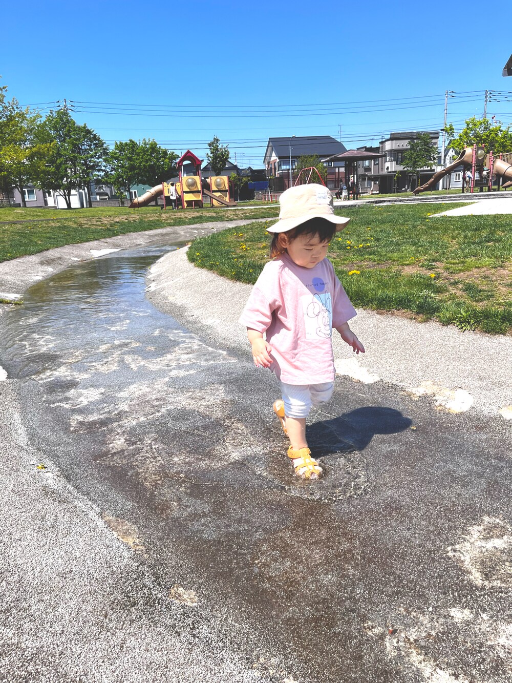 ピンク系のTシャツ/カットソー、ホワイト系のその他パンツ、ブラウン系のスニーカーを着用したキッズの夏コーディネートの5枚目の写真
