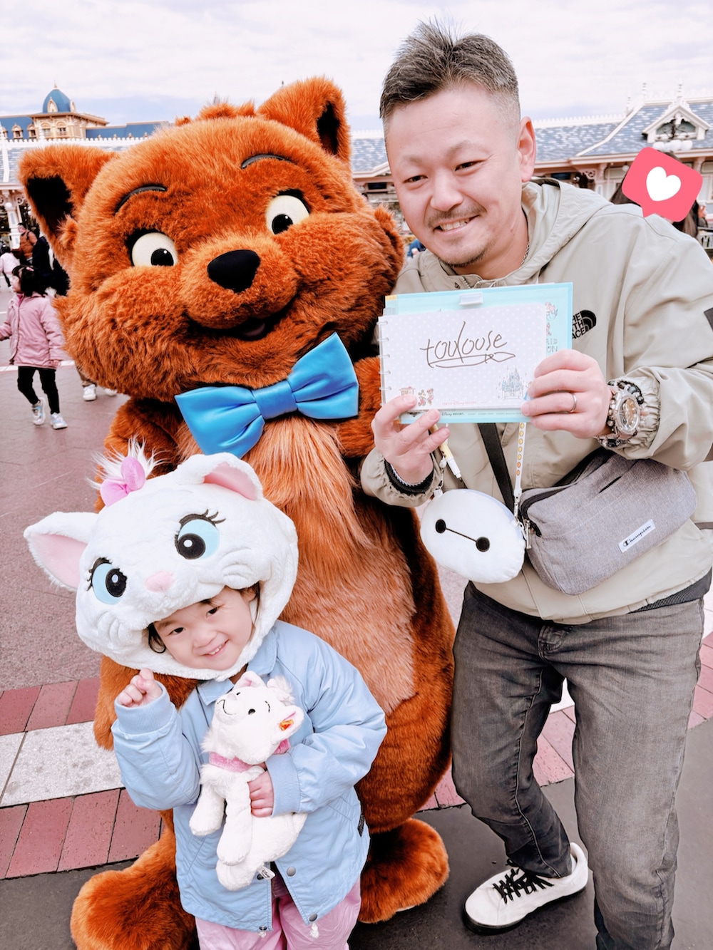 ブルー系のテーラードジャケット、ピンク系のオールインワン・サロペット、ホワイト系のスニーカーを着用したキッズの春コーディネートの3枚目の写真