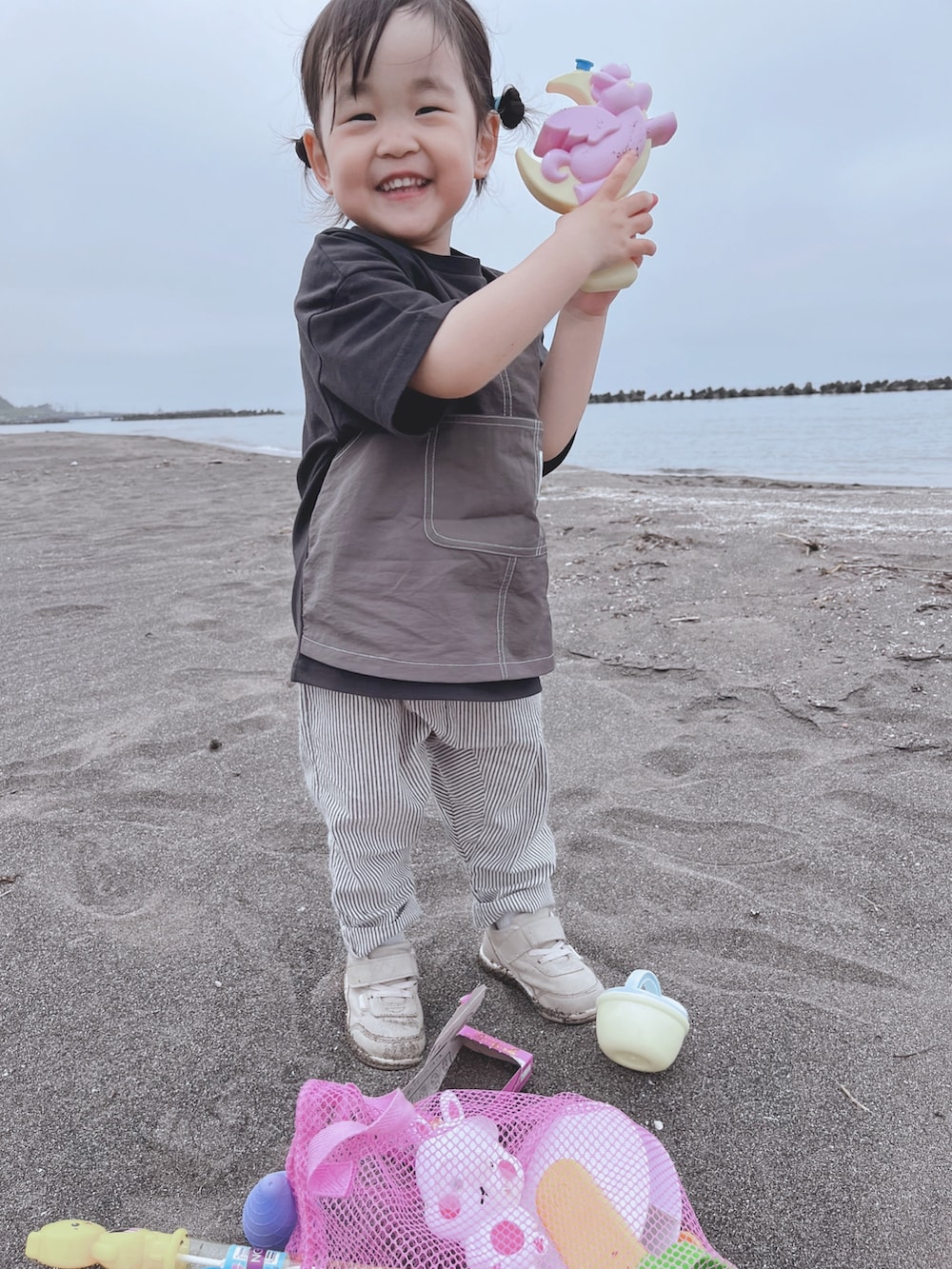 ブラック系のTシャツ/カットソー、ブルー系のパンツ、グレー系のスニーカーを着用したキッズの春コーディネートの2枚目の写真