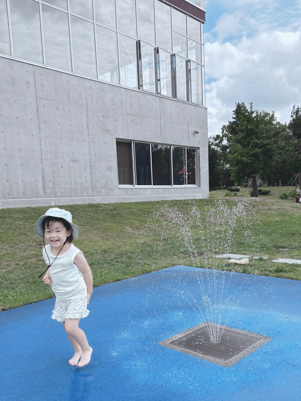 ホワイト系のトップス、ホワイト系のパンツ、ブラック系のスニーカーを着用したキッズの秋コーディネートの3枚目の写真