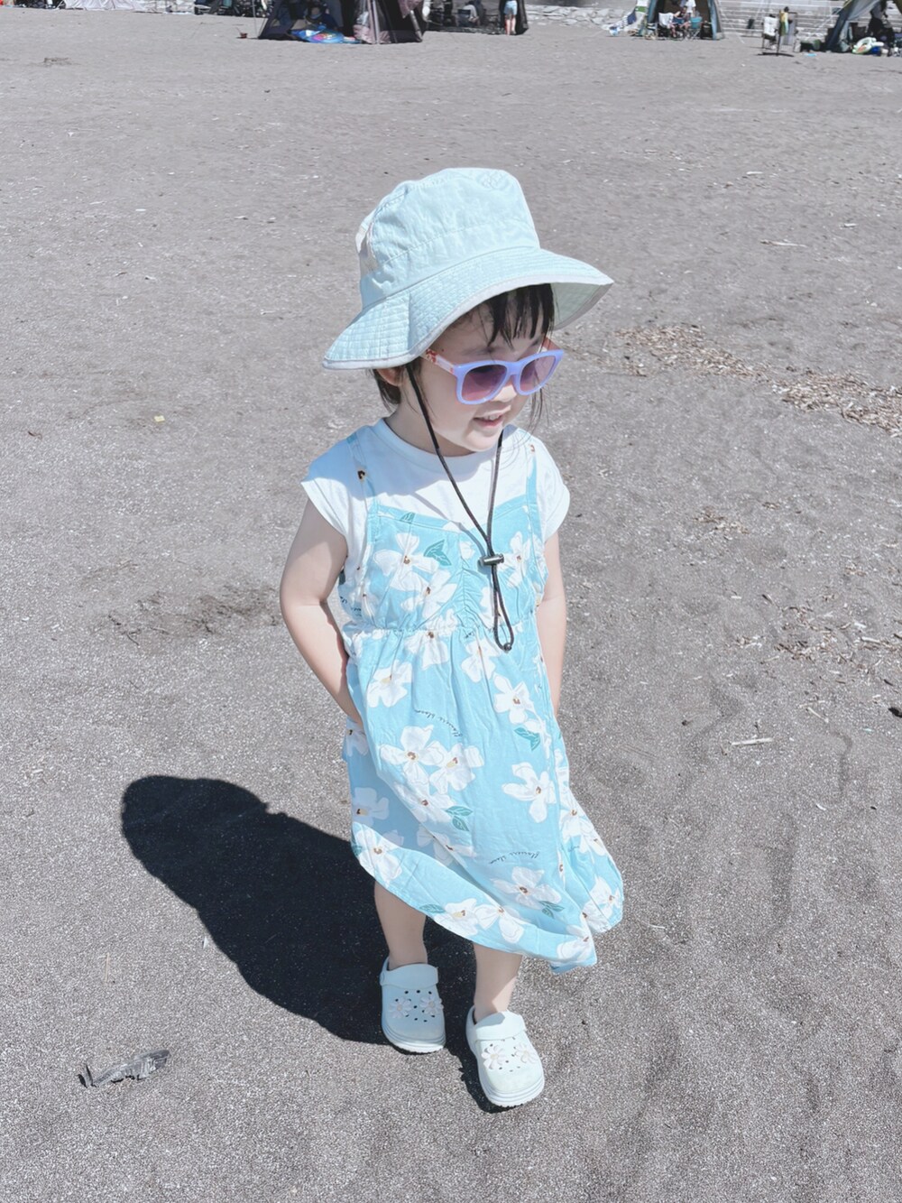 グリーン系のワンピース、グリーン系のサンダルを着用したキッズの夏コーディネートの3枚目の写真